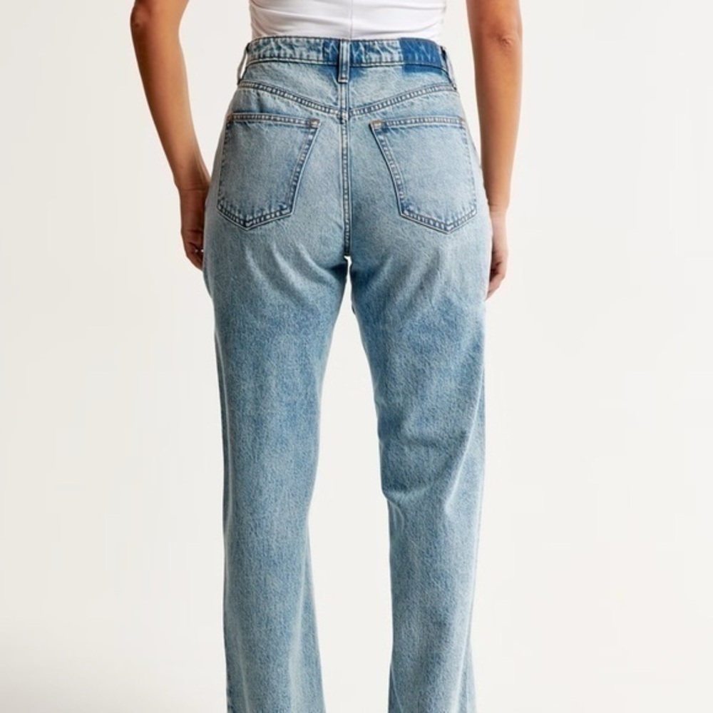 A&F Curve Love The Mom High Rise Jeans